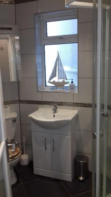 Between Piers, The Stylish Studio Flat In Cannon Place برايتون المظهر الخارجي الصورة